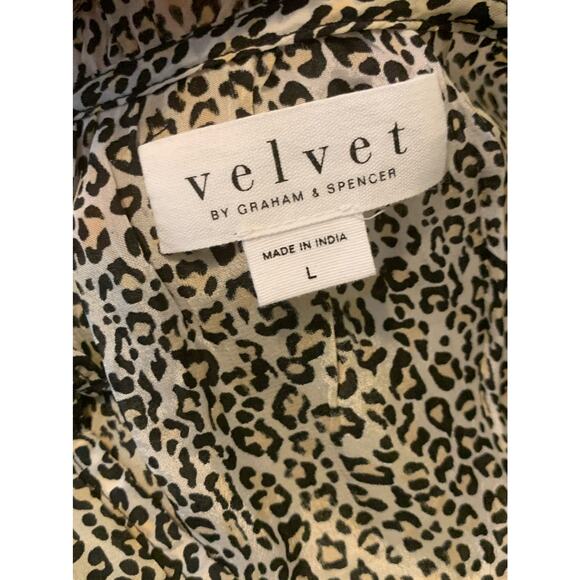 Velvet by Graham & Spencer Leopard Printed Blouse size Large - Picture 3 of 9